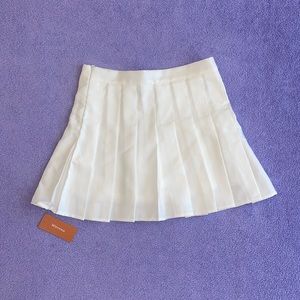 White high waisted pleated skirt